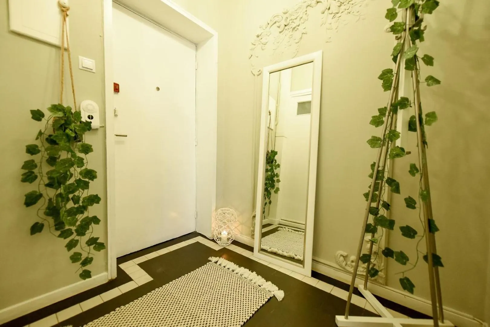 Cozy Studio Overlooking The Old Town Бухарест